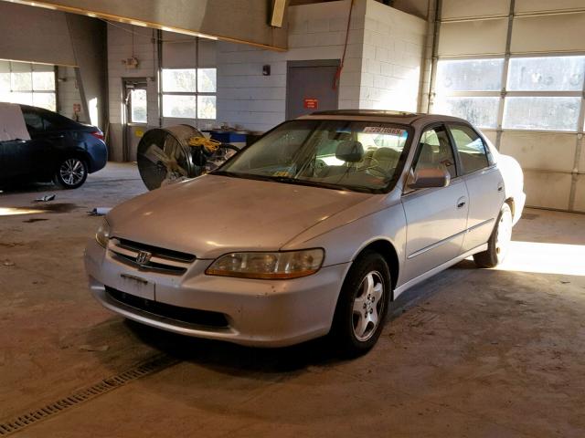 1HGCG1650WA002059 - 1998 HONDA ACCORD EX SILVER photo 2