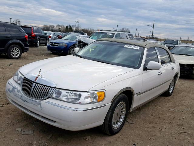 1LNHM83W7XY645371 - 1999 LINCOLN TOWN CAR C WHITE photo 2