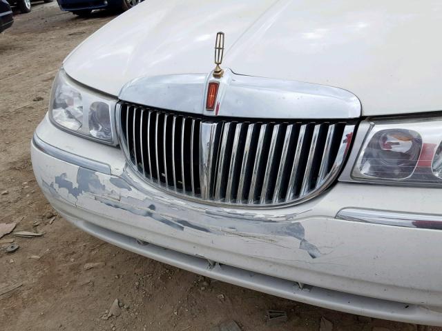 1LNHM83W7XY645371 - 1999 LINCOLN TOWN CAR C WHITE photo 9