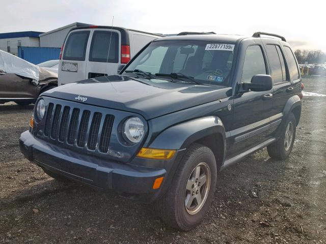 1J4GL38K15W641475 - 2005 JEEP LIBERTY RE GREEN photo 2