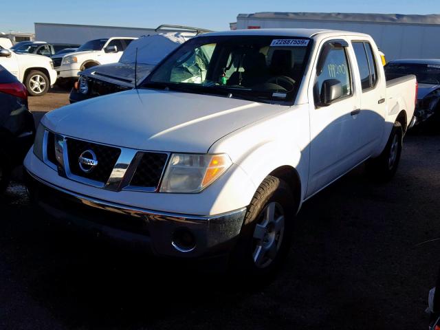 1N6AD07U86C426332 - 2006 NISSAN FRONTIER C WHITE photo 2