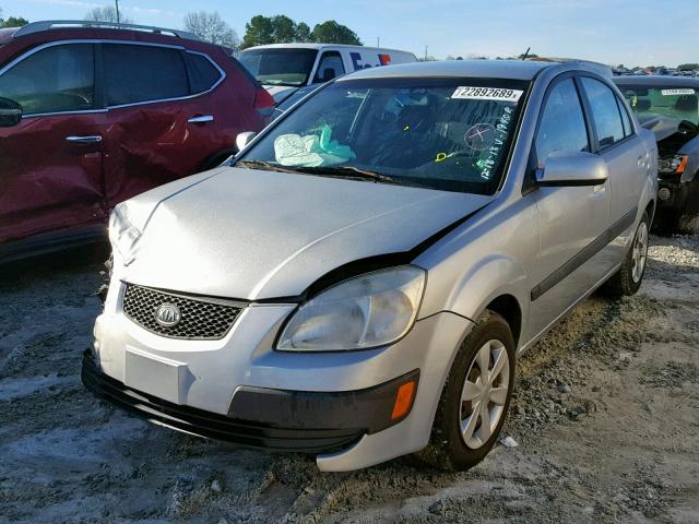 KNADE123066121940 - 2006 KIA RIO SILVER photo 2