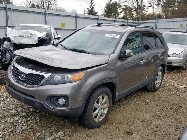 5XYKT3A11BG185164 - 2011 KIA SORENTO BA GRAY photo 2