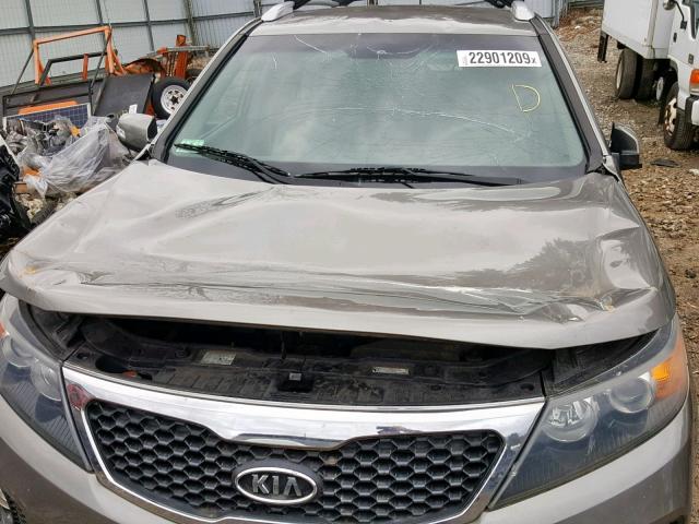 5XYKT3A11BG185164 - 2011 KIA SORENTO BA GRAY photo 9