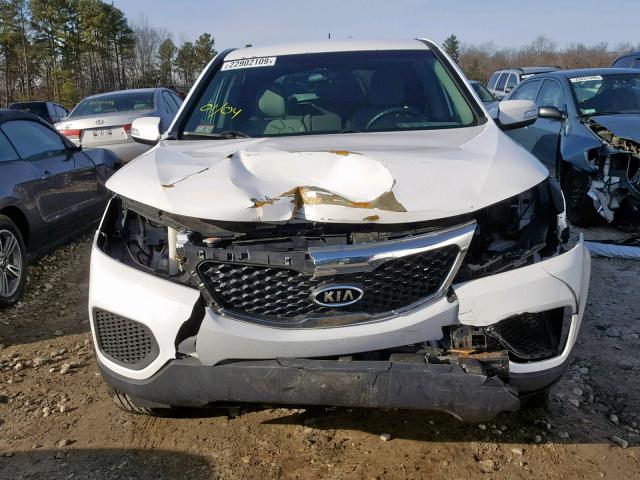 5XYKTCA16BG011638 - 2011 KIA SORENTO BA WHITE photo 9