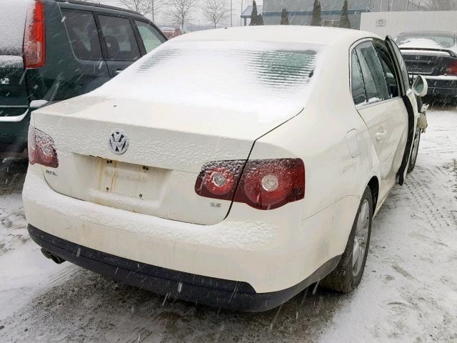 3VWHM31K28M049764 - 2008 VOLKSWAGEN JETTA 2.5L WHITE photo 4