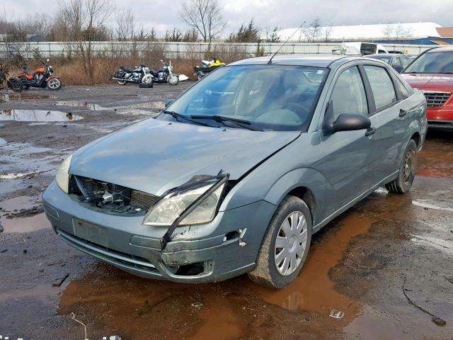 1FAFP34N85W137131 - 2005 FORD FOCUS ZX4 GRAY photo 2