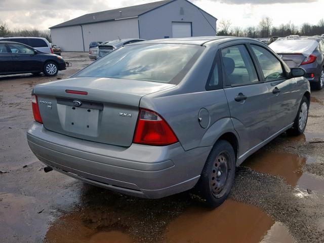 1FAFP34N85W137131 - 2005 FORD FOCUS ZX4 GRAY photo 4