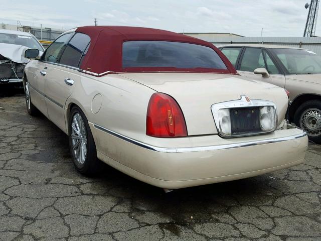 1LNHM83W21Y640893 - 2001 LINCOLN TOWN CAR C CREAM photo 3