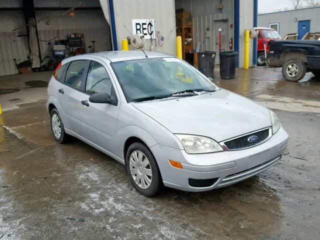 3FAFP37N05R132729 - 2005 FORD FOCUS ZX5 SILVER photo 1