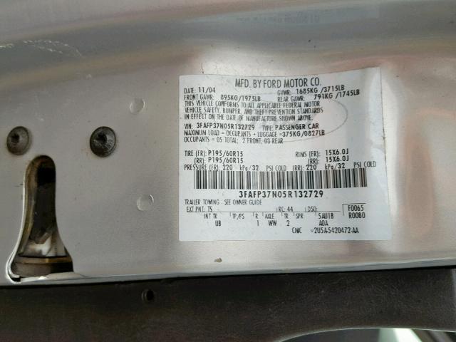 3FAFP37N05R132729 - 2005 FORD FOCUS ZX5 SILVER photo 10