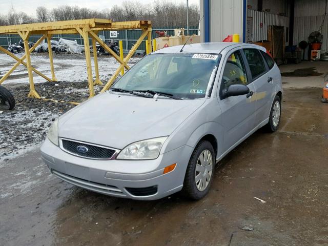 3FAFP37N05R132729 - 2005 FORD FOCUS ZX5 SILVER photo 2