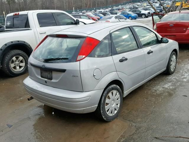 3FAFP37N05R132729 - 2005 FORD FOCUS ZX5 SILVER photo 4