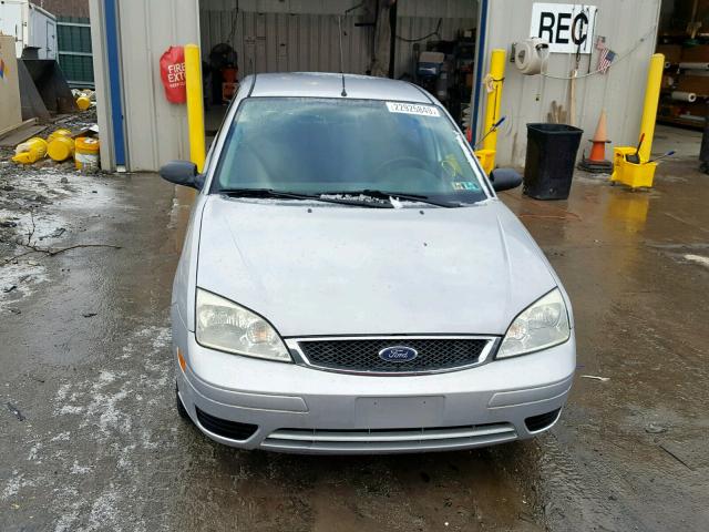 3FAFP37N05R132729 - 2005 FORD FOCUS ZX5 SILVER photo 9