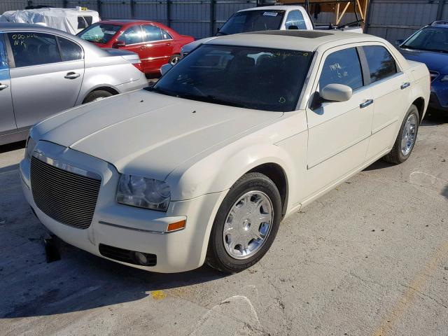 2C3JA53G45H135660 - 2005 CHRYSLER 300 TOURIN CREAM photo 2