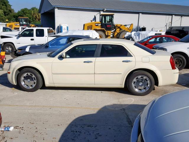 2C3JA53G45H135660 - 2005 CHRYSLER 300 TOURIN CREAM photo 9