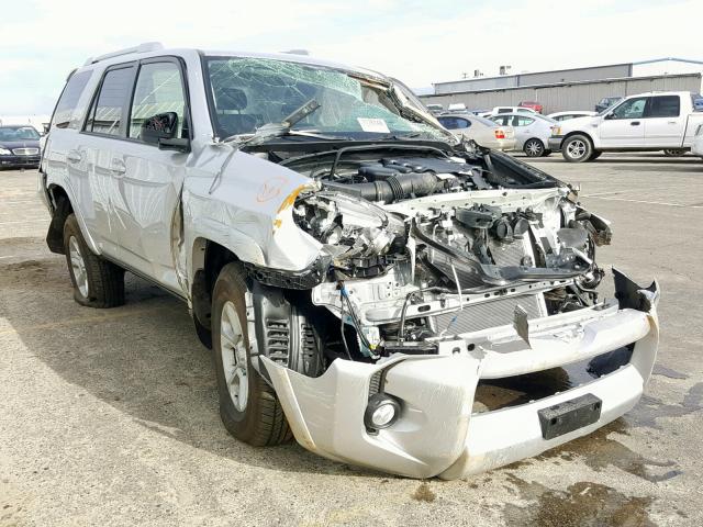 JTEBU5JR2J5574669 - 2018 TOYOTA 4RUNNER SR SILVER photo 1