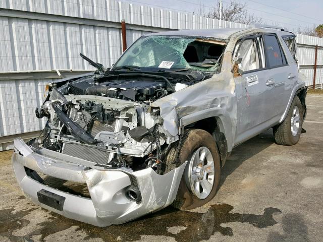 JTEBU5JR2J5574669 - 2018 TOYOTA 4RUNNER SR SILVER photo 2