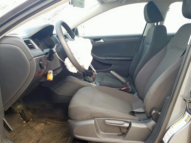 3VW2K7AJ7DM240696 - 2013 VOLKSWAGEN JETTA BASE Մոխրագույն լուսանկար 5