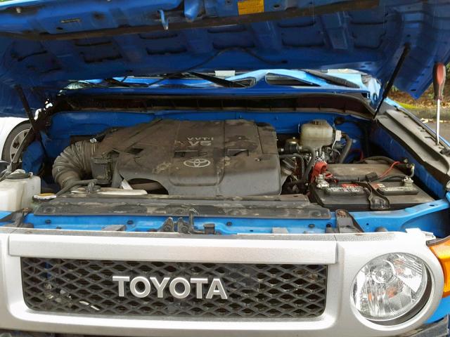 JTEBU11F070043202 - 2007 TOYOTA FJ CRUISER BLUE photo 7