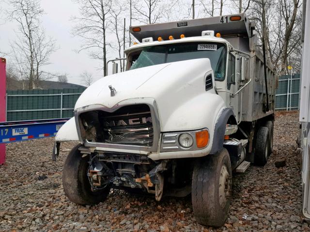 1M2AG11CX6M024141 - 2006 MACK 700 CV700 WHITE photo 2