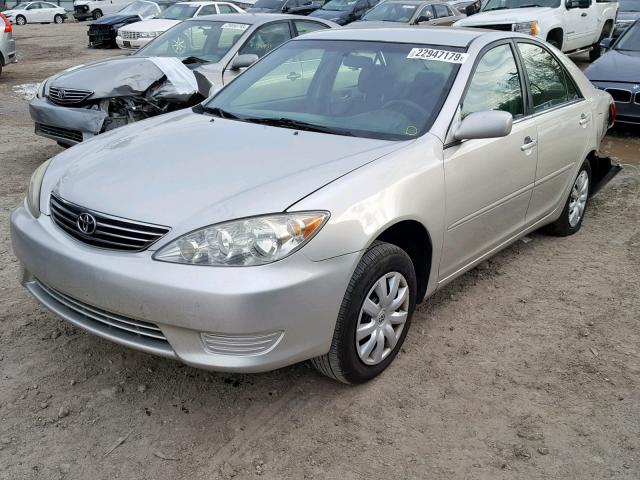 4T1BE32K85U392053 - 2005 TOYOTA CAMRY LE SILVER photo 2