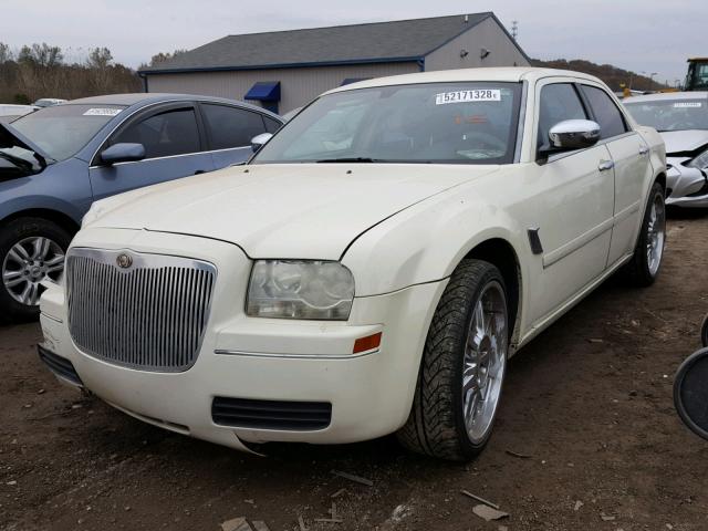 2C3JA43RX5H623541 - 2005 CHRYSLER 300 WHITE photo 2