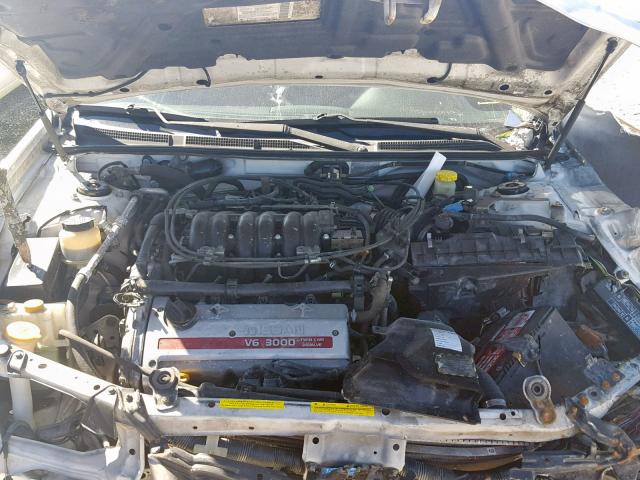 JN1CA31DX1T837046 - 2001 NISSAN MAXIMA GXE WHITE photo 7