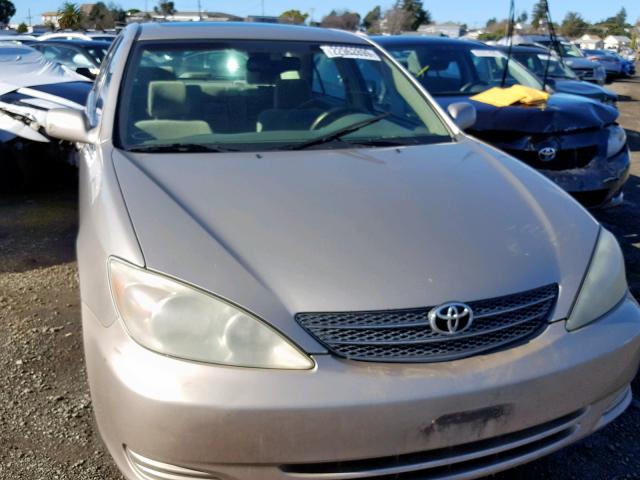 4T1BE32K02U585292 - 2002 TOYOTA CAMRY LE GOLD photo 9