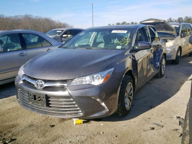 4T4BF1FK7GR574928 - 2016 TOYOTA CAMRY LE GRAY photo 2