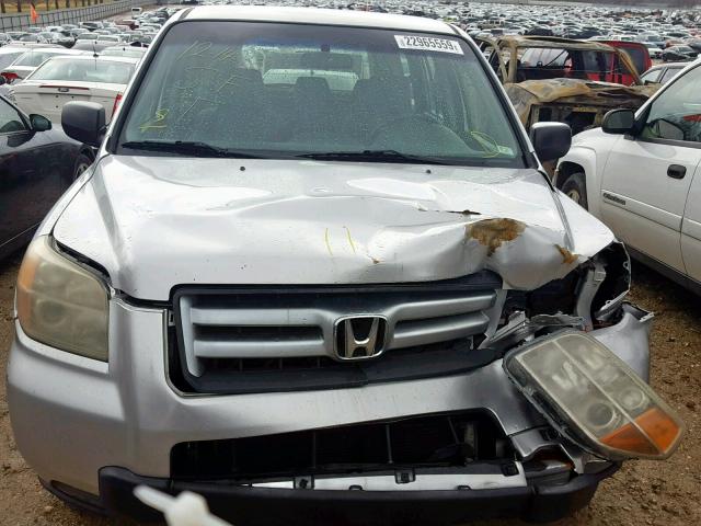 2HKYF18186H542768 - 2006 HONDA PILOT LX SILVER photo 7