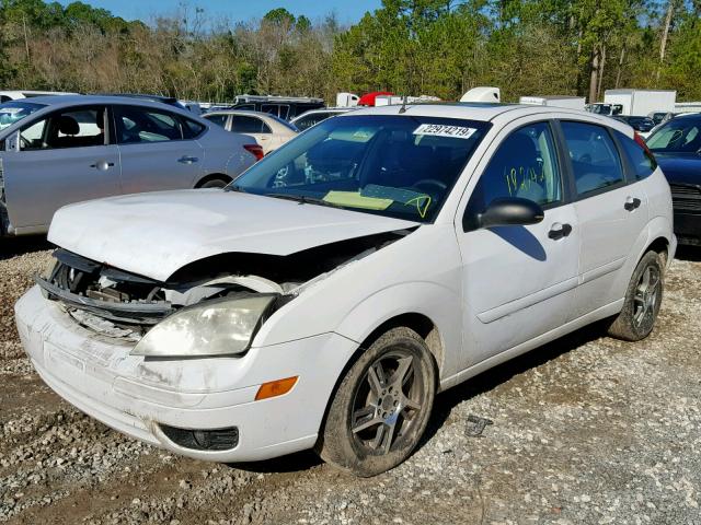 3FAFP37N35R117058 - 2005 FORD FOCUS ZX5 WHITE photo 2