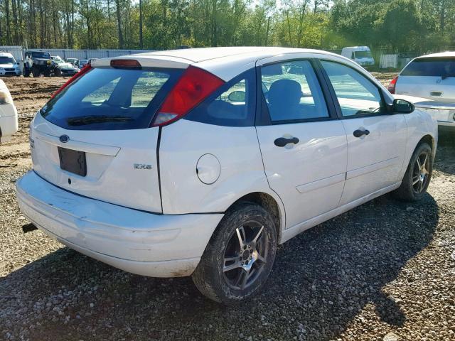 3FAFP37N35R117058 - 2005 FORD FOCUS ZX5 WHITE photo 4