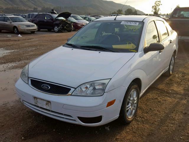 1FAFP34NX6W166101 - 2006 FORD FOCUS ZX4 WHITE photo 2