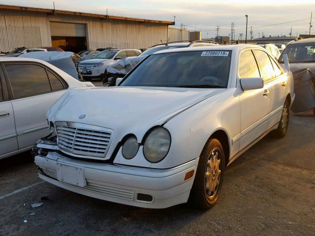 WDBJF55FXTJ018435 - 1996 MERCEDES-BENZ E 320 WHITE photo 2