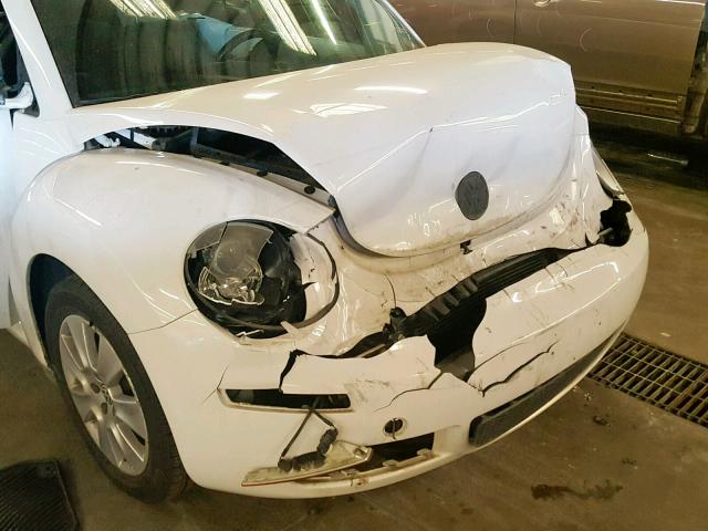 3VWRF31Y29M402895 - 2009 VOLKSWAGEN NEW BEETLE Weiß Foto 9