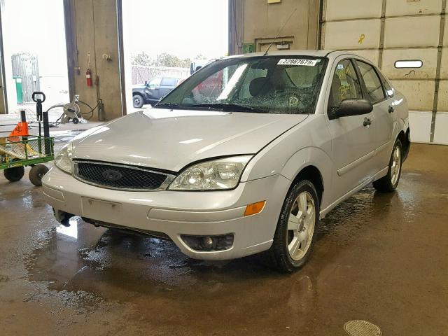 1FAHP34N26W243732 - 2006 FORD FOCUS ZX4 SILVER photo 2