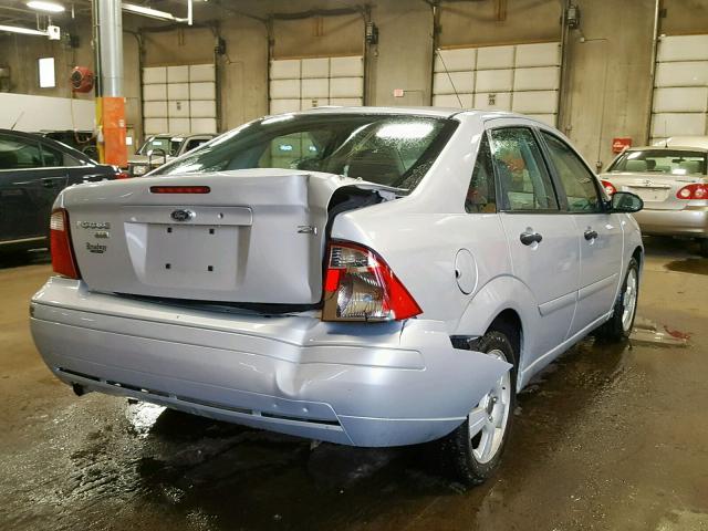 1FAHP34N26W243732 - 2006 FORD FOCUS ZX4 SILVER photo 4