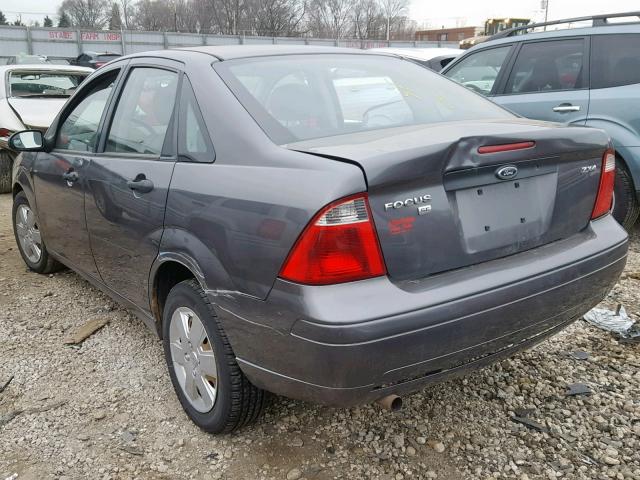 1FAHP34N46W136326 - 2006 FORD FOCUS ZX4 GRAY photo 3