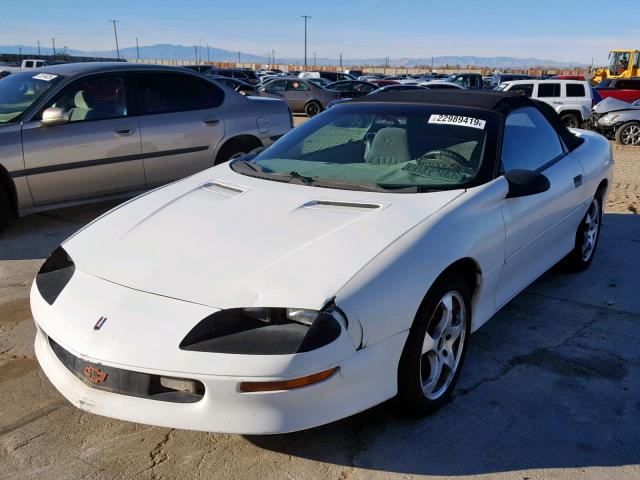 2G1FP32K2V2158943 - 1997 CHEVROLET CAMARO BAS WHITE photo 2