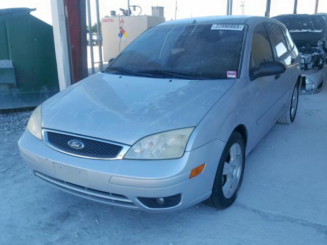 3FAFP37N65R157747 - 2005 FORD FOCUS ZX5 SILVER photo 2