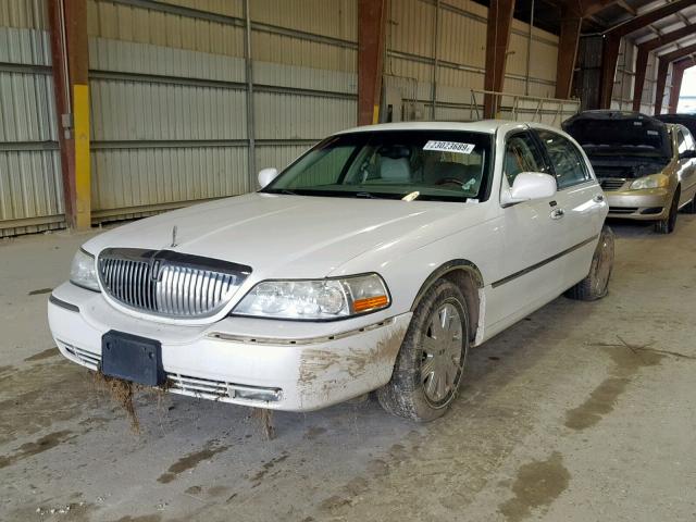 1LNHM83W33Y610756 - 2003 LINCOLN TOWN CAR C WHITE photo 2