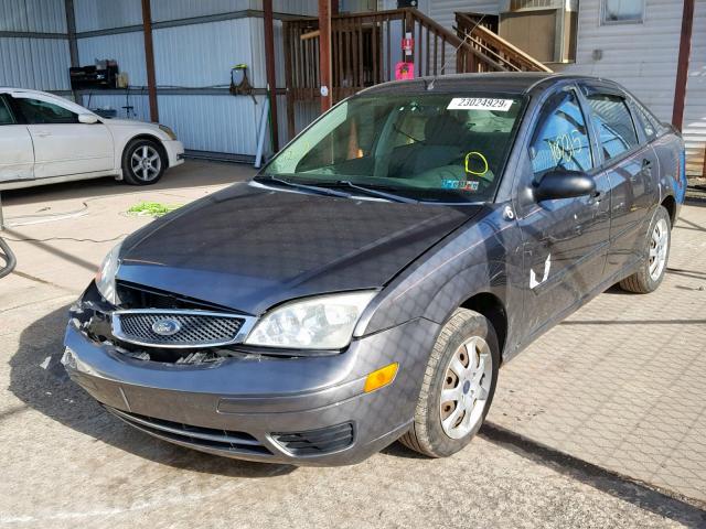 1FAFP34N35W288085 - 2005 FORD FOCUS ZX4 GRAY photo 2