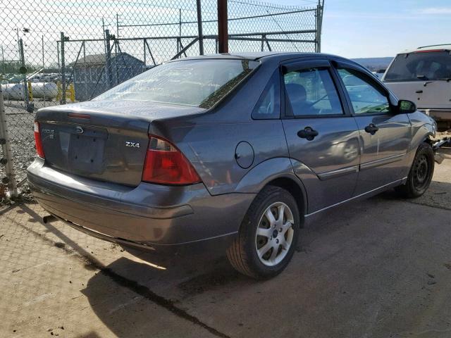 1FAFP34N35W288085 - 2005 FORD FOCUS ZX4 GRAY photo 4