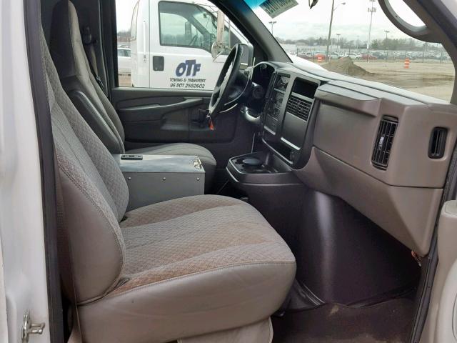 1GCFG15T871204922 - 2007 CHEVROLET EXPRESS G1 WHITE photo 5