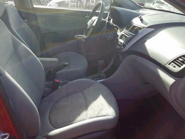 KMHCT4AE8HU281213 - 2017 HYUNDAI ACCENT SE წითელი ფოტო 5