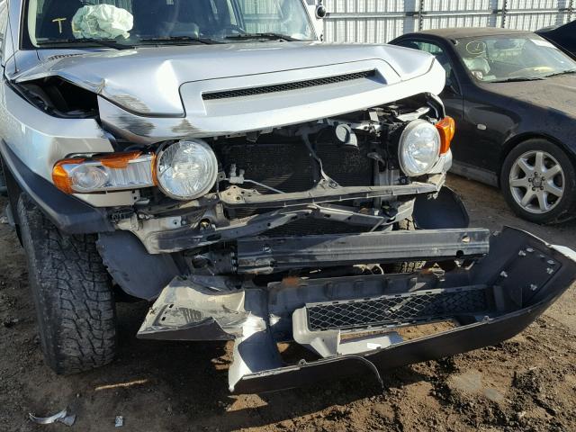 JTEBU11F170046853 - 2007 TOYOTA FJ CRUISER SILVER photo 9