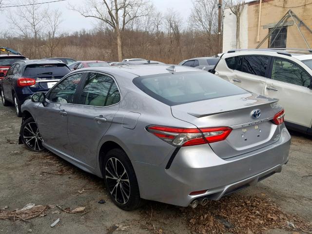 4T1B21HK4JU503907 - 2018 TOYOTA CAMRY HYBR SILVER photo 3