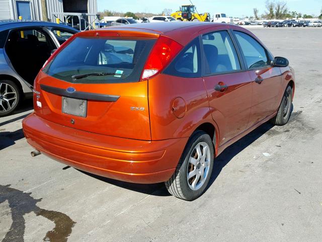 3FAFP37N75R112476 - 2005 FORD FOCUS ZX5 ORANGE photo 4