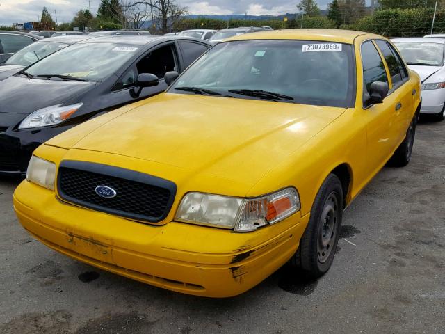 2FAHP71W33X156359 - 2003 FORD CROWN VICT YELLOW photo 2